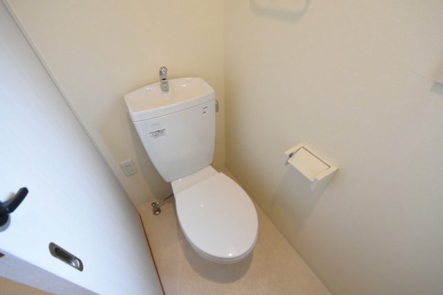 トイレ　シンプルで掃除のしやすいトイレです☆