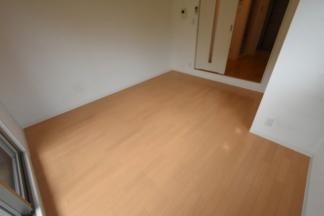 居室・リビング　フローリングが明るいカラーの洋室です！