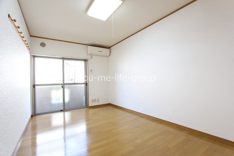 居室・リビング　キレイなフローリングのお部屋。