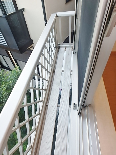 バルコニー　同物件の別部屋の写真です