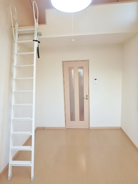 居室・リビング　同物件の別部屋の写真です