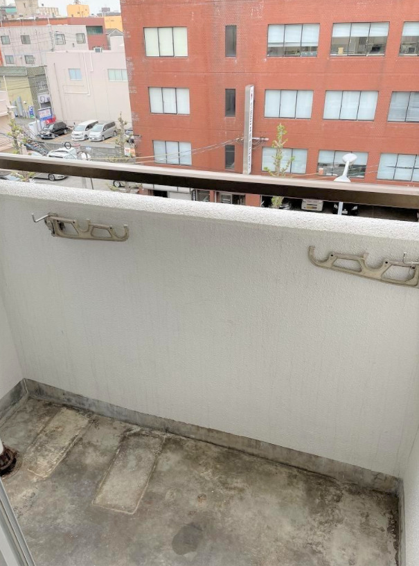 バルコニー　外からの目が気にならないバルコニーで洗濯物が干せます