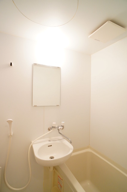 バス・シャワールーム　バストイレ別なのでゆったり癒しのバスタイムを満喫できますね♪