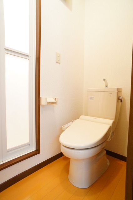 トイレ　白を基調とした空間で清潔感のあるトイレです♪