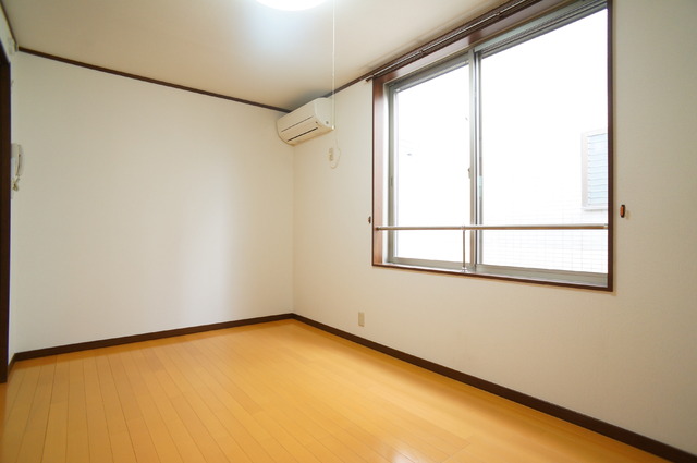 居室・リビング　日当たり良好なお部屋！暖かな日差しが入ります♪