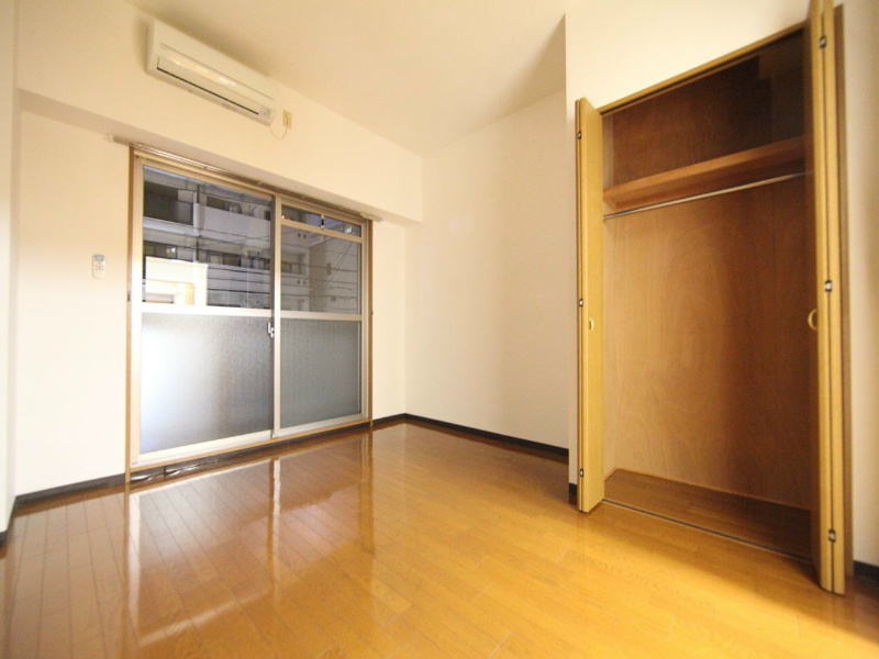 居室・リビング　洋室8.2帖　クローゼット付　エアコン完備