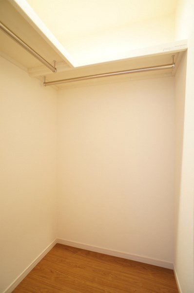 収納　たっぷりの収納出来るウォークインクローゼットです。