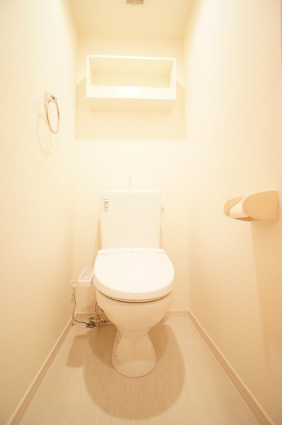 トイレ　嬉しいウォシュレット付のトイレです。