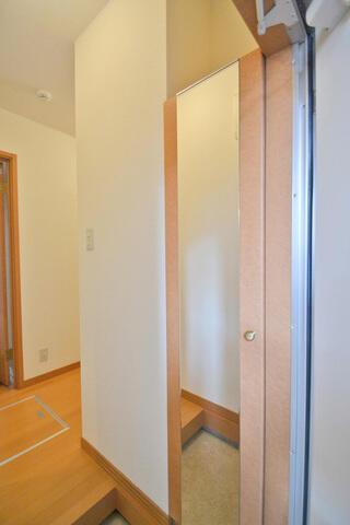 玄関　外出時の服装チェックに便利な玄関収納扉のミラー