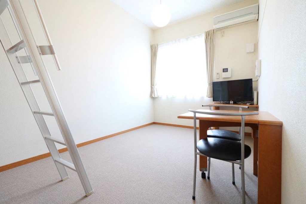 その他　反転写真。カーテン、照明付きなので入居時の手間が省けます！