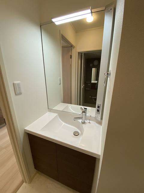 洗面設備　大きな鏡で朝の準備が捗ります