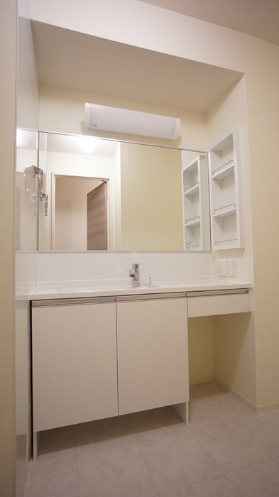 洗面設備　大きめ鏡の洗面台！