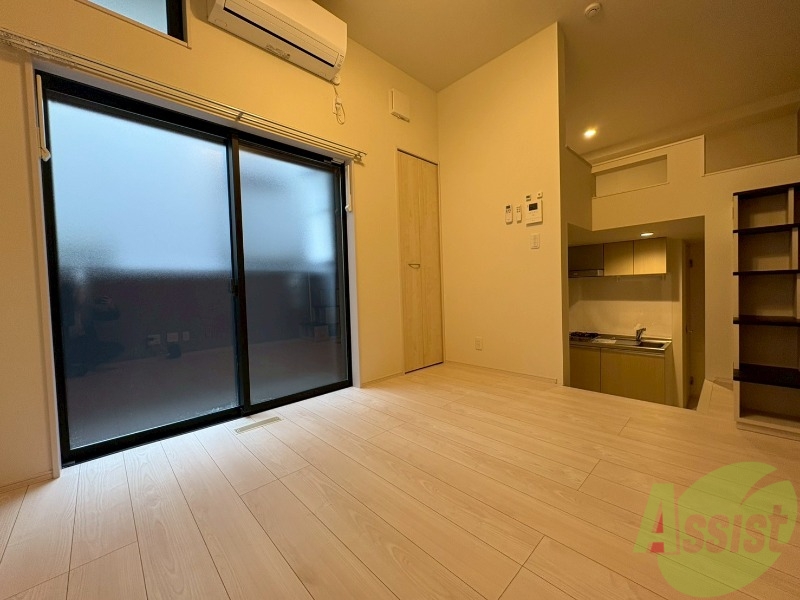 その他部屋・スペース　お部屋が広いのでベッドを置いても狭く感じないです。