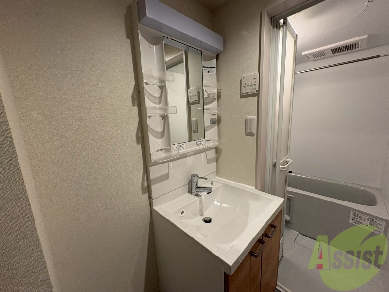 洗面設備　独立洗面台が付いてるので日々の身支度もできますね。