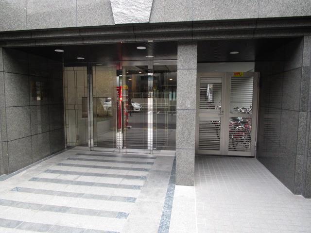 エントランス　落ち着いたエントランスです