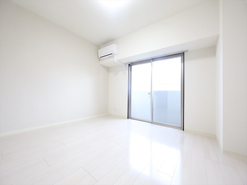 バルコニー　洋室9.4帖　エアコン完備　クローゼット付　バルコニー