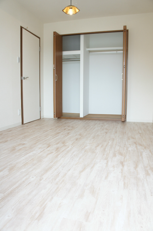 収納　洋室２（最奥）