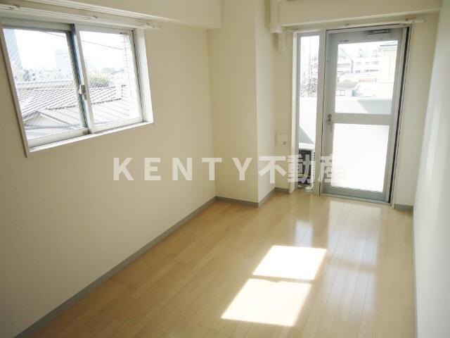 その他部屋・スペース　開放的な寝室です