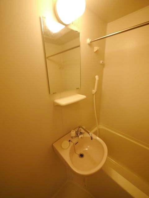 洗面設備　★忙しい時間に便利な鏡付き洗面台です★