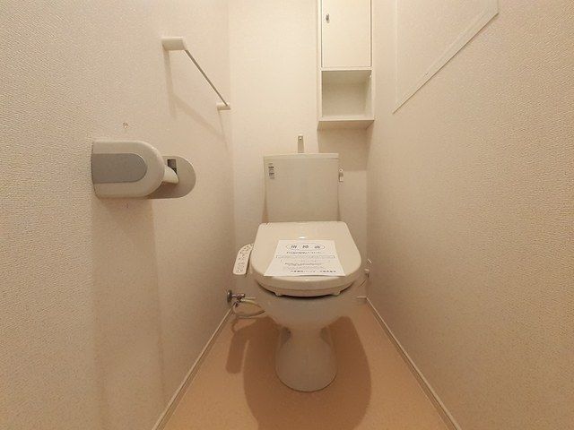 トイレ　落ち着いた色調のトイレです