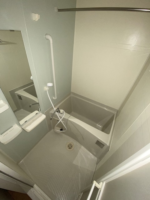 バス・シャワールーム　手すりも付いていて安心です。