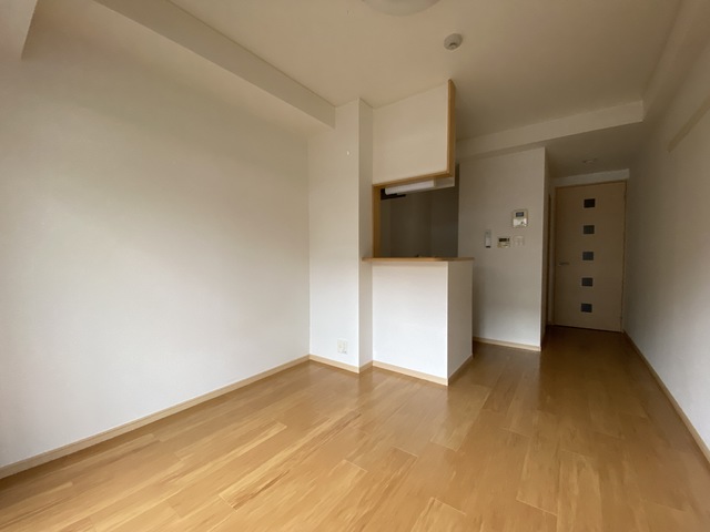 居室・リビング　お料理する彼女と会話も出来ます。