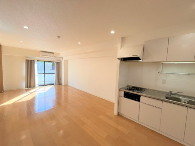 居室・リビング　室内写真は別部屋参考写真になります。