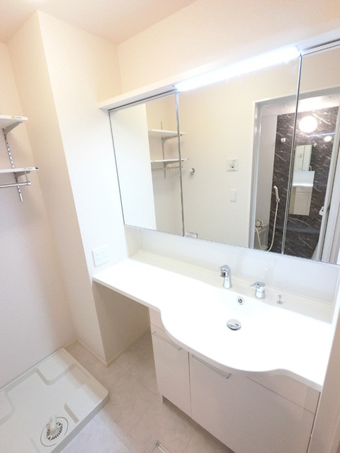 洗面設備　大型三面鏡付カウンター洗面化粧台です。