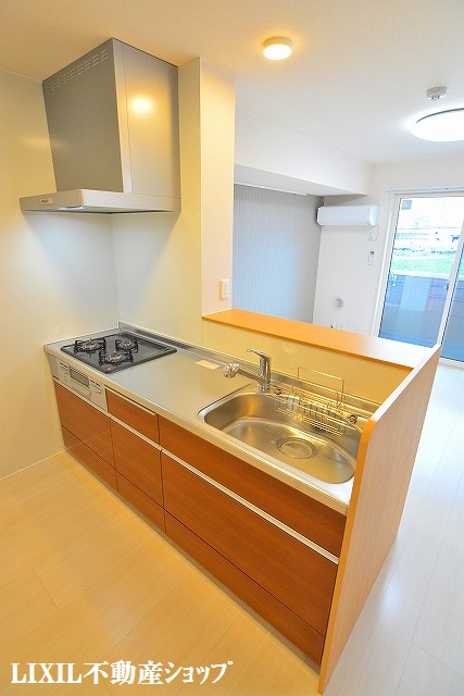 居室・リビング　３口グリル付の対面式システムキッチです。