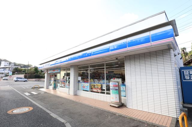 コンビニ　ローソン（コンビニ）まで690m