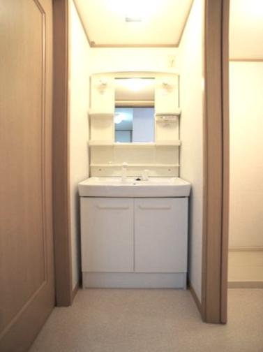 洗面設備　洗髪洗面化粧台と洗濯機置き場があります♪