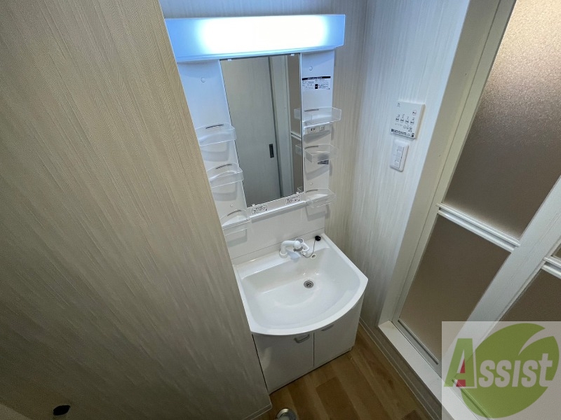 洗面設備　独立洗面台です。大きくてよいですね。シャンプーもできます！