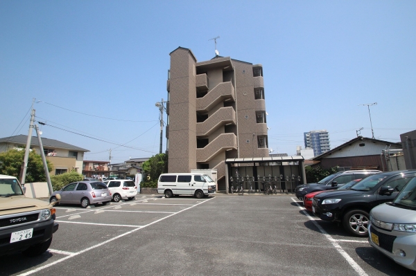 その他共有部分　駐車場もアスファルト敷きで駐車しやすいです!