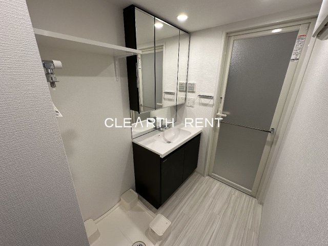 洗面設備　三面鏡の独立洗面台