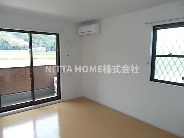 居室・リビング　広々リビング１２．８帖あります＊