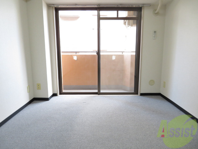 その他部屋・スペース　白さが清潔感を出してくれます。お部屋も明るいですね。