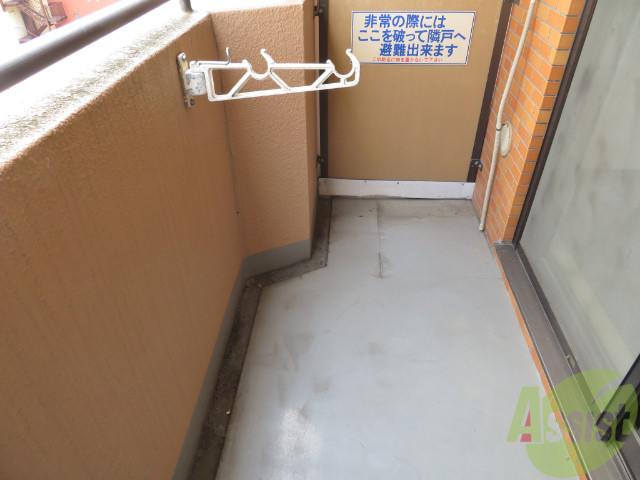 バルコニー　バルコニーは幅があり、広い印象を受けました。