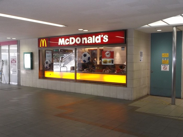 飲食店　マクドナルド川西駅前店（飲食店）まで559m
