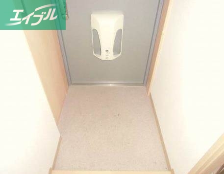 玄関　別のお部屋の写真です。実際とは異なります。