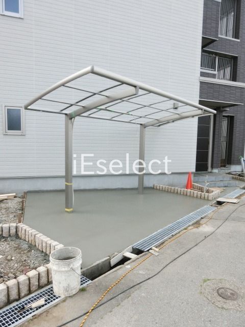 駐車場　屋根付きの駐輪場