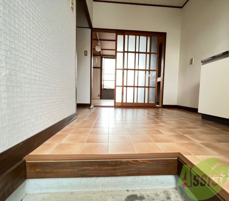玄関　玄関から撮影しました。敷居が高くなくて安心ですね。