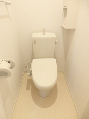 トイレ　落ち着いた色調のトイレです