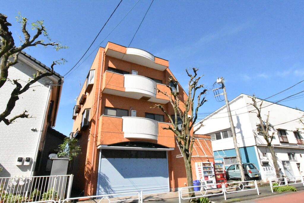 建物外観　目立つオレンジ色の物件です。