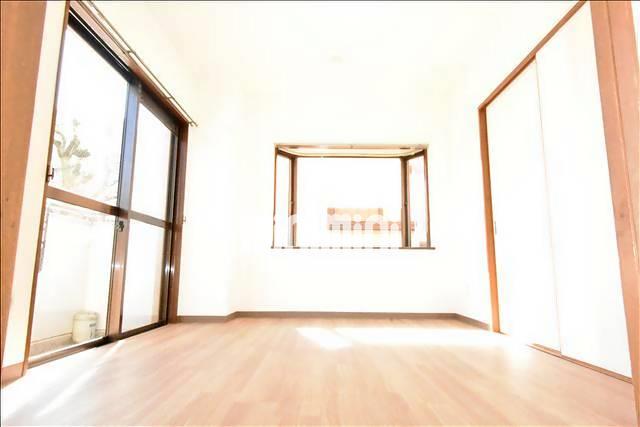 居室・リビング　出窓があって明るいお部屋