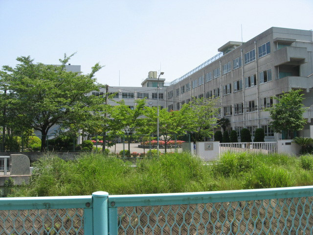 中学校　高槻市立阿武野中学校（中学校）まで685m