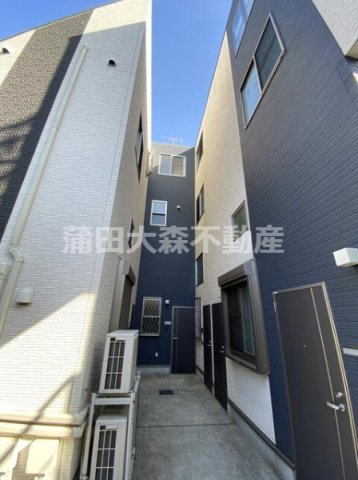 建物外観　2013年7月築　木造3階建てオートロック宅配BOX付デザイ
