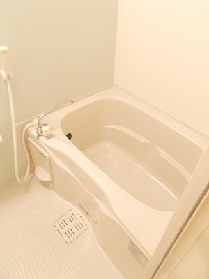 バス・シャワールーム　コンパクトで使いやすいお風呂です