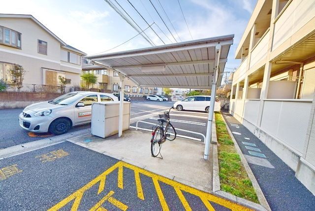 その他　敷地内雨の日でも安心な屋根付き駐輪場