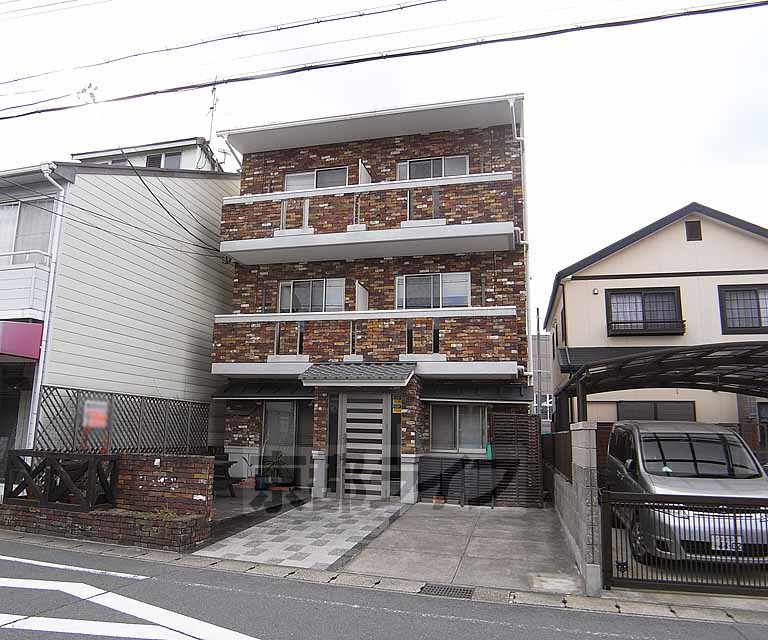 その他共有部分　三階建てでレンガの壁です。