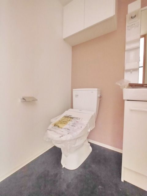 トイレ　同物件別部屋写真